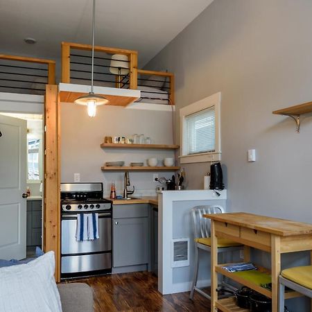 Tiny House By Kabino Mini Modern Tiny Home Heart Of Green Lake Pet Friendly Wifi Loft Up Ladder Plus Sleeper Sofa シアトル エクステリア 写真