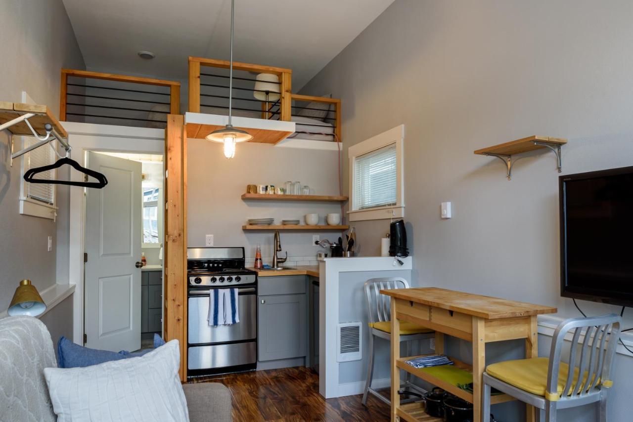Tiny House By Kabino Mini Modern Tiny Home Heart Of Green Lake Pet Friendly Wifi Loft Up Ladder Plus Sleeper Sofa シアトル エクステリア 写真