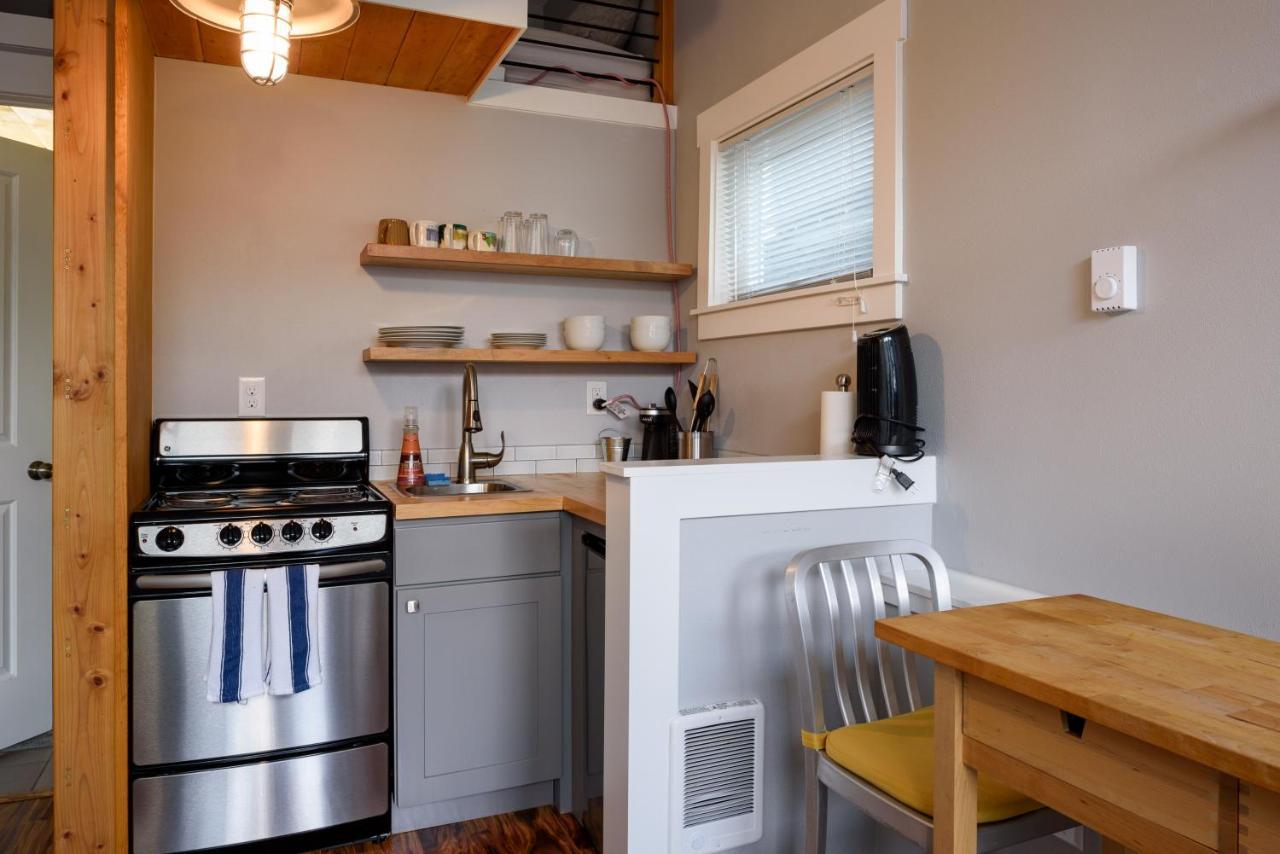 Tiny House By Kabino Mini Modern Tiny Home Heart Of Green Lake Pet Friendly Wifi Loft Up Ladder Plus Sleeper Sofa シアトル エクステリア 写真