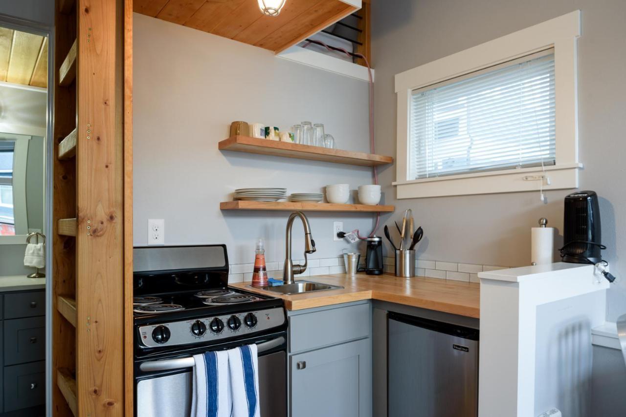 Tiny House By Kabino Mini Modern Tiny Home Heart Of Green Lake Pet Friendly Wifi Loft Up Ladder Plus Sleeper Sofa シアトル エクステリア 写真