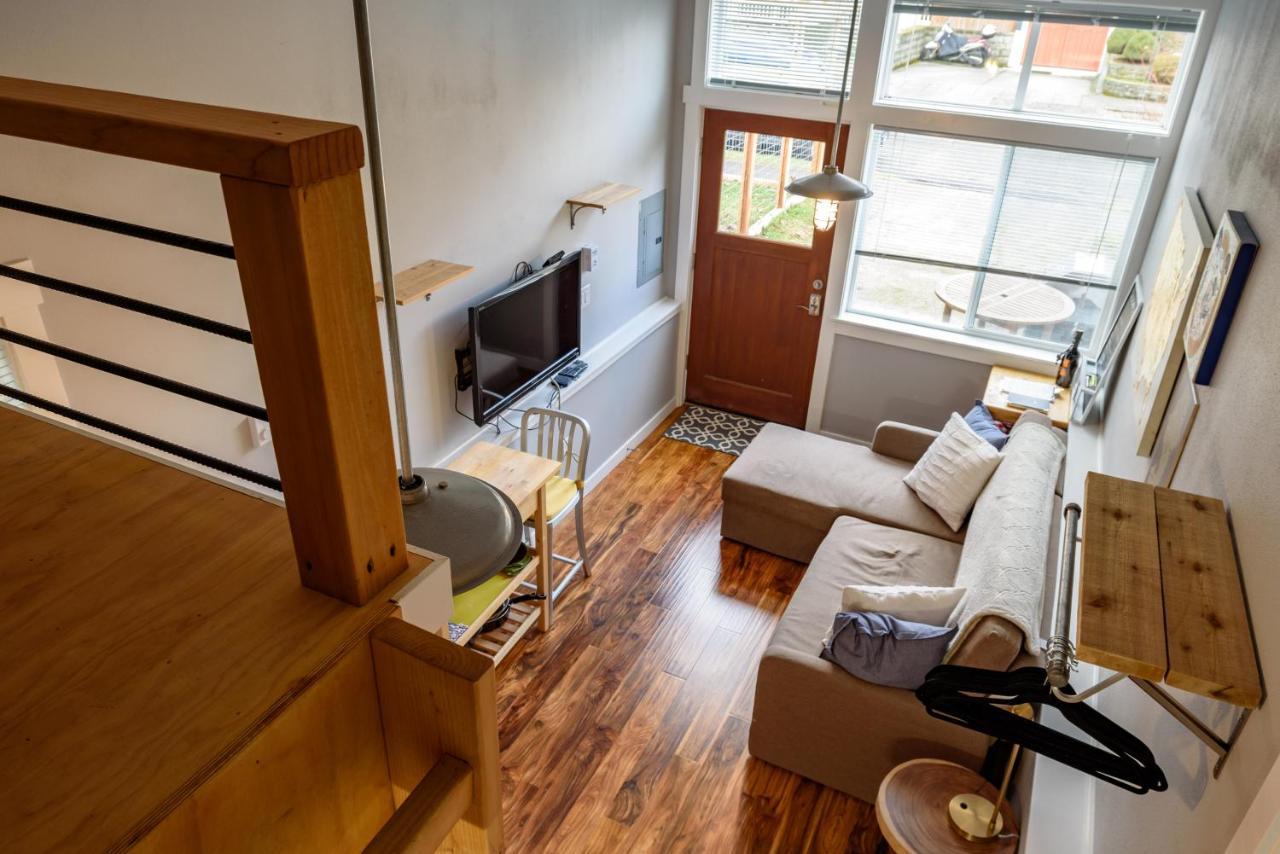 Tiny House By Kabino Mini Modern Tiny Home Heart Of Green Lake Pet Friendly Wifi Loft Up Ladder Plus Sleeper Sofa シアトル エクステリア 写真