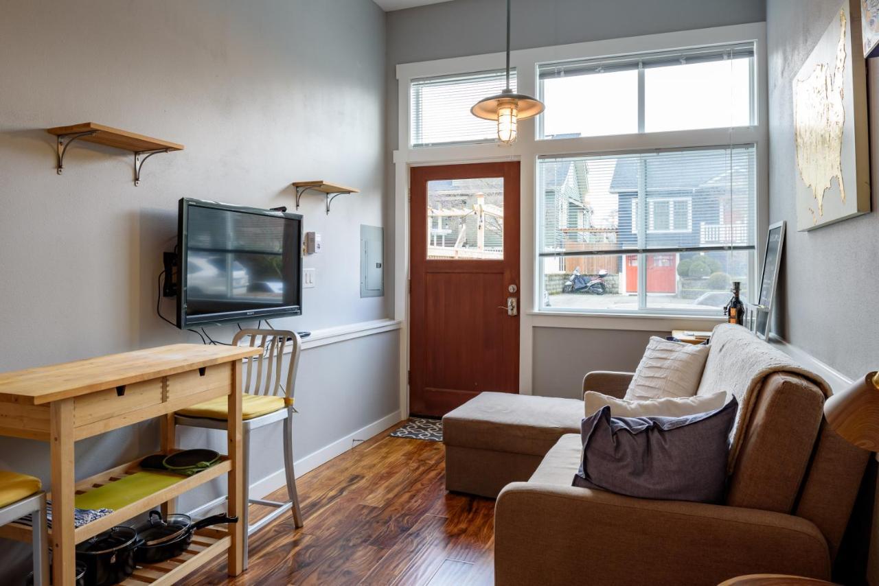 Tiny House By Kabino Mini Modern Tiny Home Heart Of Green Lake Pet Friendly Wifi Loft Up Ladder Plus Sleeper Sofa シアトル エクステリア 写真