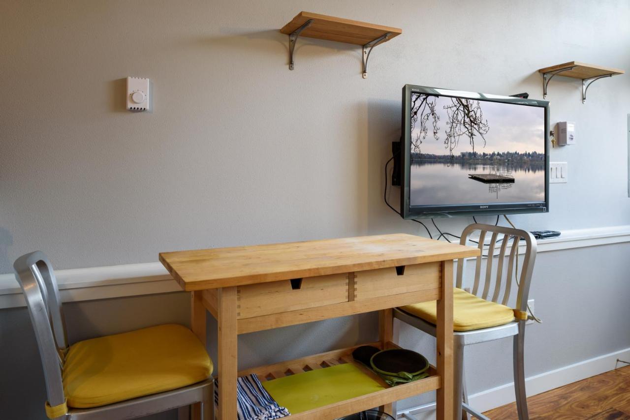 Tiny House By Kabino Mini Modern Tiny Home Heart Of Green Lake Pet Friendly Wifi Loft Up Ladder Plus Sleeper Sofa シアトル エクステリア 写真