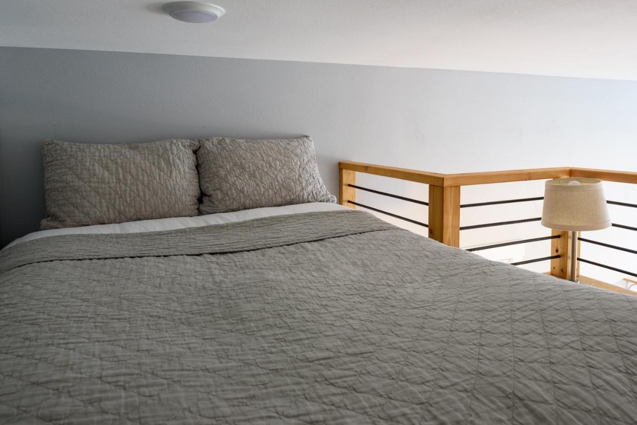 Tiny House By Kabino Mini Modern Tiny Home Heart Of Green Lake Pet Friendly Wifi Loft Up Ladder Plus Sleeper Sofa シアトル エクステリア 写真