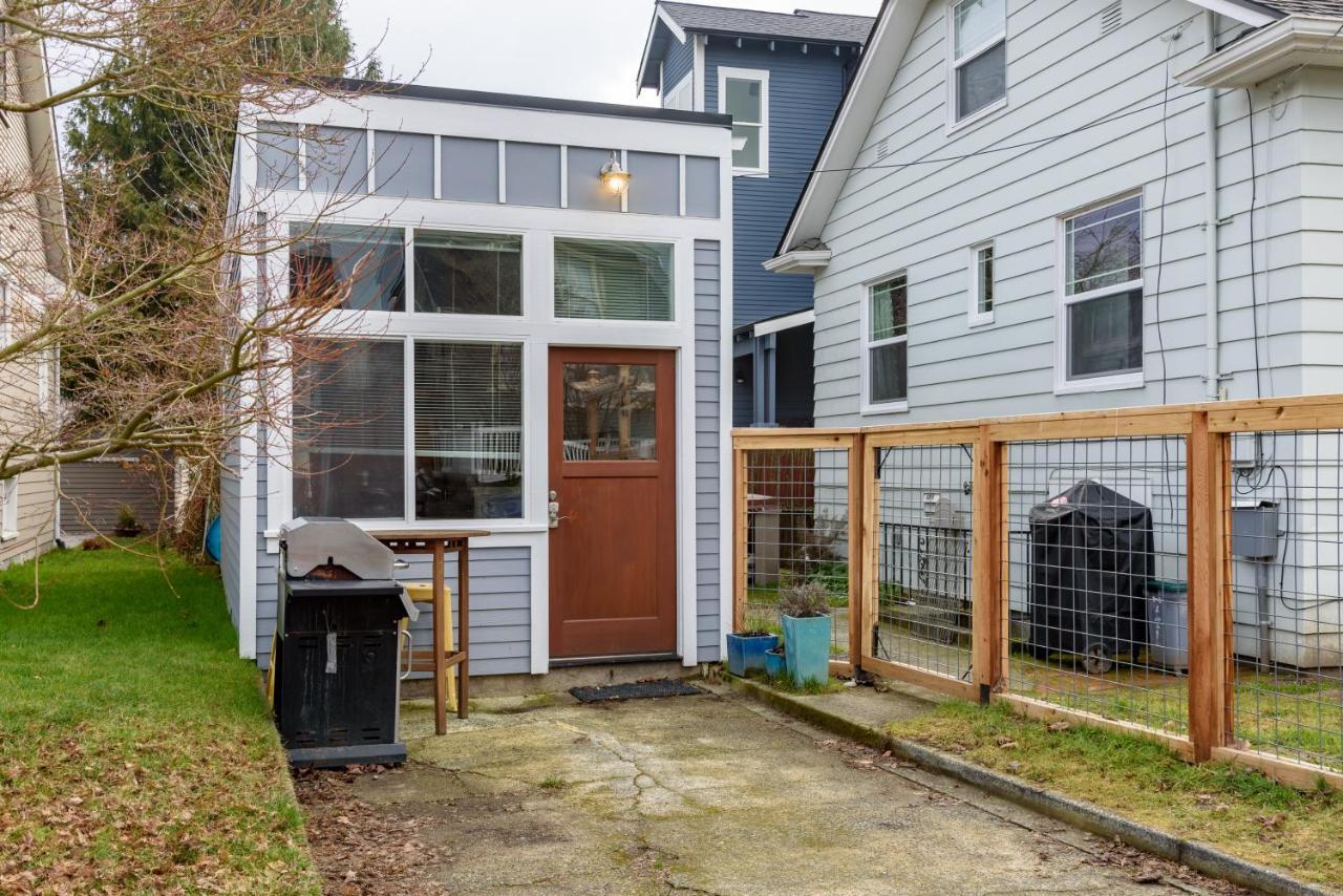 Tiny House By Kabino Mini Modern Tiny Home Heart Of Green Lake Pet Friendly Wifi Loft Up Ladder Plus Sleeper Sofa シアトル エクステリア 写真
