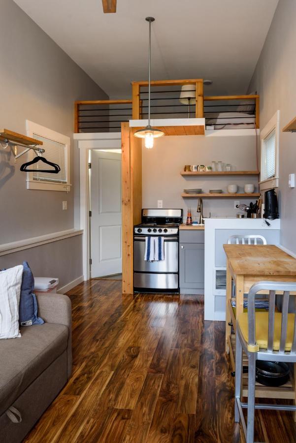 Tiny House By Kabino Mini Modern Tiny Home Heart Of Green Lake Pet Friendly Wifi Loft Up Ladder Plus Sleeper Sofa シアトル エクステリア 写真