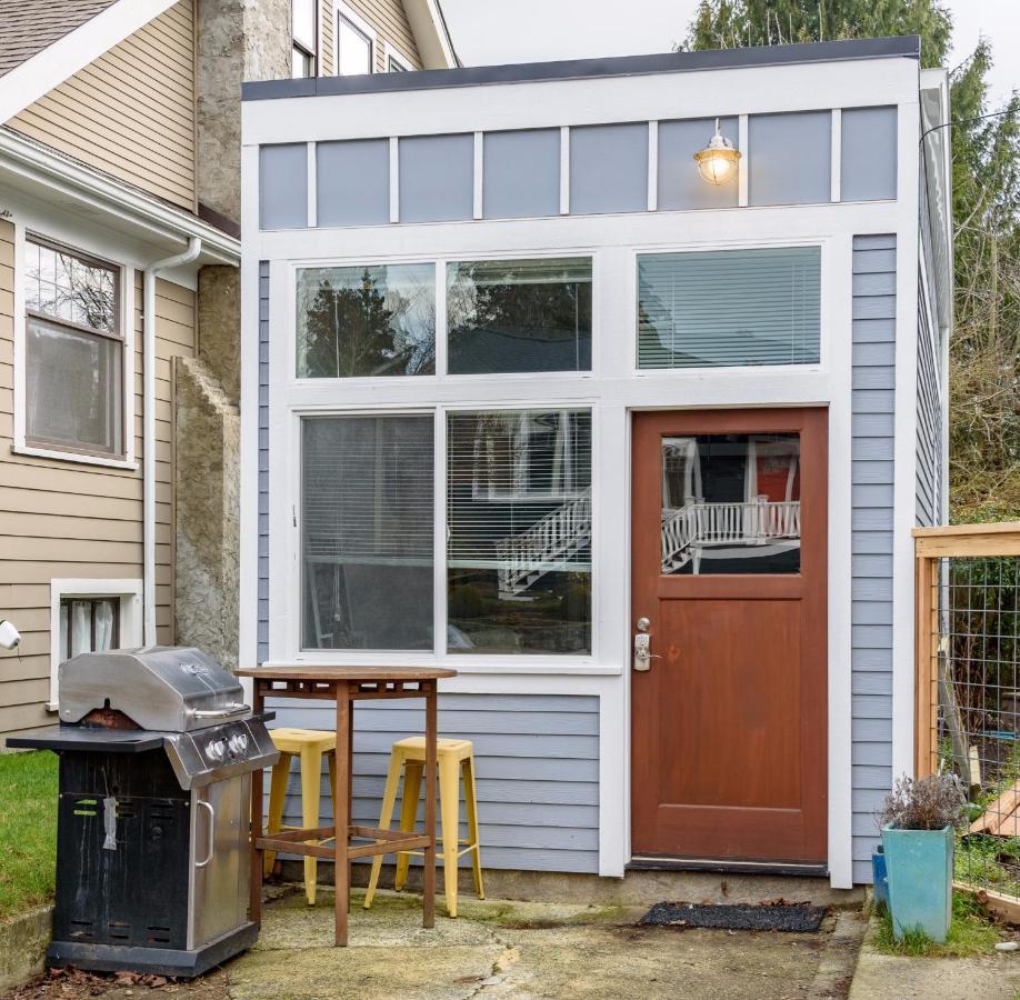 Tiny House By Kabino Mini Modern Tiny Home Heart Of Green Lake Pet Friendly Wifi Loft Up Ladder Plus Sleeper Sofa シアトル エクステリア 写真